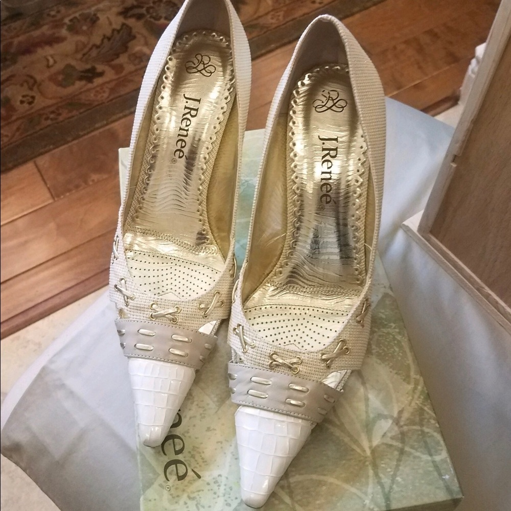 | J.Reneé | Winter White/ Gold Pumps
